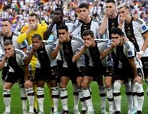 No extraña, pues, la variedad de respuestas adoptadas desde el lunes, la más espectacular, la de los jugadores alemanes el miércoles, que se taparon la boca con la mano en la tradicional foto de equipo antes de su partido contra Japón. AFP / ARCHIVO