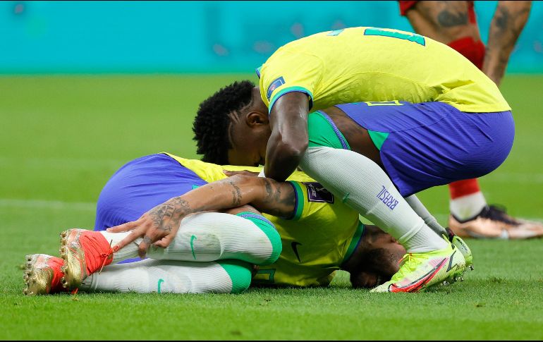 Neymar se vio acosado por las constantes faltas de su rival, la escuadra de Serbia.  EFE/R. Wittek