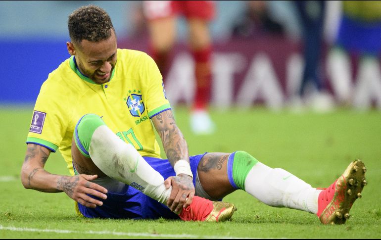 Neymar tuvo que ser sustituido y se teme lo peor. EFE/L. GILLIERON