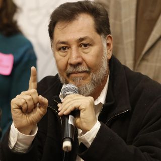 Fernández Noroña se queja por protocolos de seguridad del AICM y lo tunden en redes