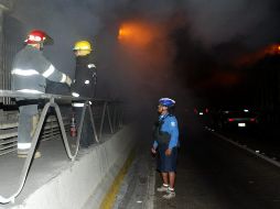 Por un momento la vialidad fue cerrada en lo que se controlaban las llamas. EL INFORMADOR/ARCHIVO