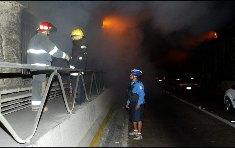 Por un momento la vialidad fue cerrada en lo que se controlaban las llamas. EL INFORMADOR/ARCHIVO