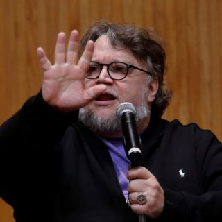 Guillermo del Toro se lanza contra cadenas de cine por no estrenar "Pinocho"