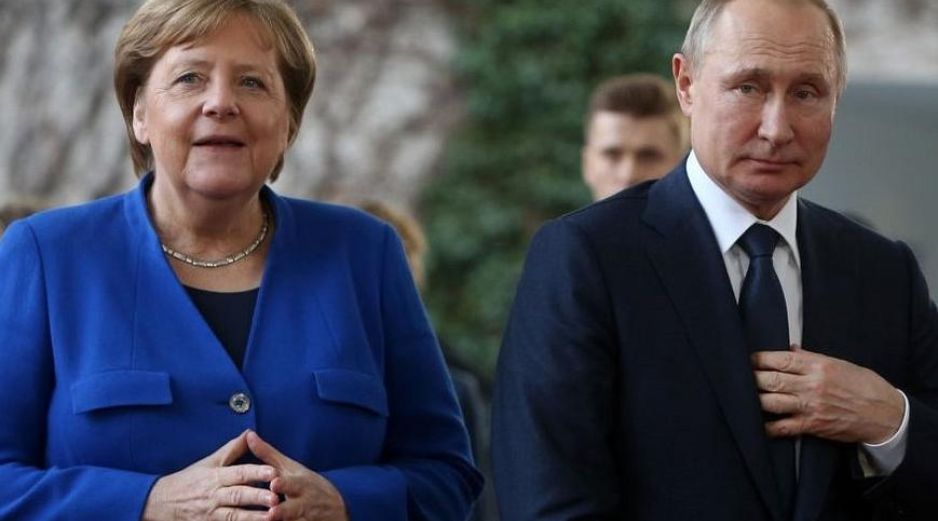 El presidente Putin conversaba con su entonces homóloga Merkel en alemán, puesto que él había sido un funcionario de la KGB en la otrora Alemania Oriental. GETTY IMAGES