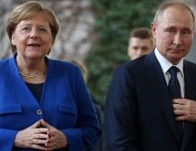 El presidente Putin conversaba con su entonces homóloga Merkel en alemán, puesto que él había sido un funcionario de la KGB en la otrora Alemania Oriental. GETTY IMAGES