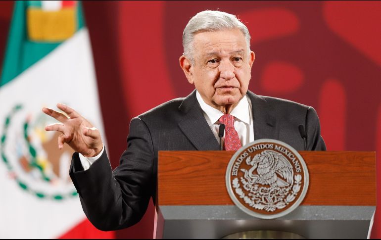 López Obrador enlista una serie de consignas que podrían llevar los asistentes de la marcha, entre ellas, el acudir para defender la cuarta transformación y que no regrese el régimen de corrupción. EFE / I. Esquivel