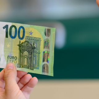 El euro cae por debajo de 1.04 dólares por la aversión al riesgo