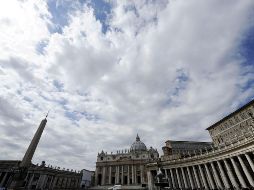 Cada noche, una vez que los turistas abandonan el Vaticano, personas sin hogar buscan un lugar para descansar en los recovecos de la Plaza San Pedro. EFE / ARCHIVO