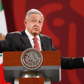 López Obrador bromea con reporteros sobre marcha: Si no van, "no habrá chayo"