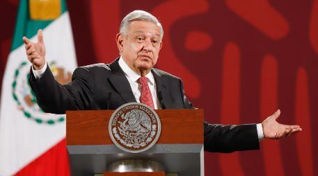 López Obrador advierte a los medios de comunicación, de forma sarcástica, que se pasará lista en la marcha que encabezará el próximo domingo 27 de noviembre, por su cuarto año de gobierno. EFE / I. Esquivel