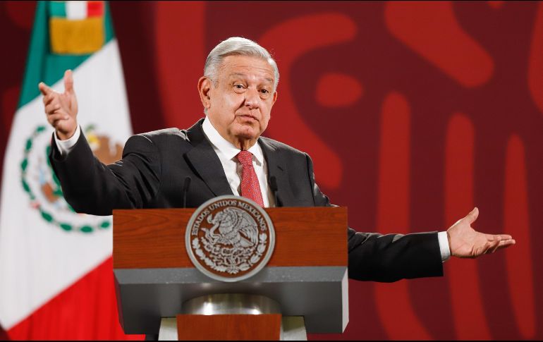 López Obrador advierte a los medios de comunicación, de forma sarcástica, que se pasará lista en la marcha que encabezará el próximo domingo 27 de noviembre, por su cuarto año de gobierno. EFE / I. Esquivel