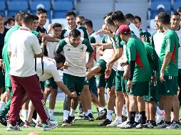 El atacante se sometió al tradicional pasillo acompañado de palmadas y algunos golpes formado por sus compañeros. AFP / A. Estrella