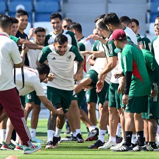 Cumpleaños de Alexis Vega ameniza entrenamiento de México