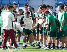 El atacante se sometió al tradicional pasillo acompañado de palmadas y algunos golpes formado por sus compañeros. AFP / A. Estrella