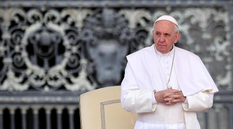 El Papa Francisco decidió retirar todos los derechos cardenalicios a Becciu bajo sospecha de nepotismo desde un año antes de que comenzara su juicio. EFE/ ARCHIVO