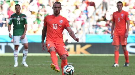 El exfutbolista Wesley Sneijder, jugando contra México en el Mundial de Brasil 2014. AFP / ARCHIVO
