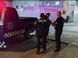 Policías investigadores y de la Guardia Nacional, con el apoyo de peritos del Instituto Jalisciense de Ciencias Forenses, continuaron realizando trabajos de procesamiento en la escena del crimen. ESPECIAL