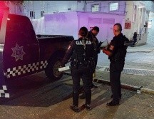 Policías investigadores y de la Guardia Nacional, con el apoyo de peritos del Instituto Jalisciense de Ciencias Forenses, continuaron realizando trabajos de procesamiento en la escena del crimen. ESPECIAL