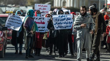 A pesar de prometer en un inicio un gobierno más moderado y respetar los derechos de las mujeres y las minorías, los talibanes han limitado los derechos y libertades. AFP