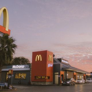 ¡No estaba en el menú! Bebé nace en McDonald's y la bautizan "Pequeña Nugget"