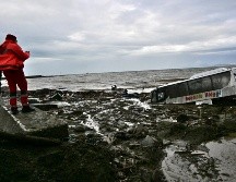 El deslizamiento de tierra fue provocado por intensas lluvias y arrastró árboles y vehículos a su paso, según imágenes publicadas por los servicios de emergencia y por los medios locales. AFP