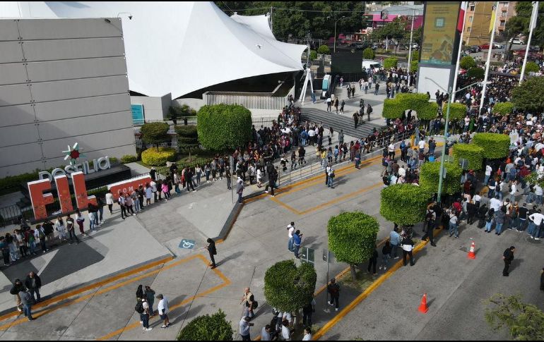 Pese a la manifestación, las actividades dentro de la Expo Guadalajara continúan con normalidad. EL INFORMADOR / A. Navarro