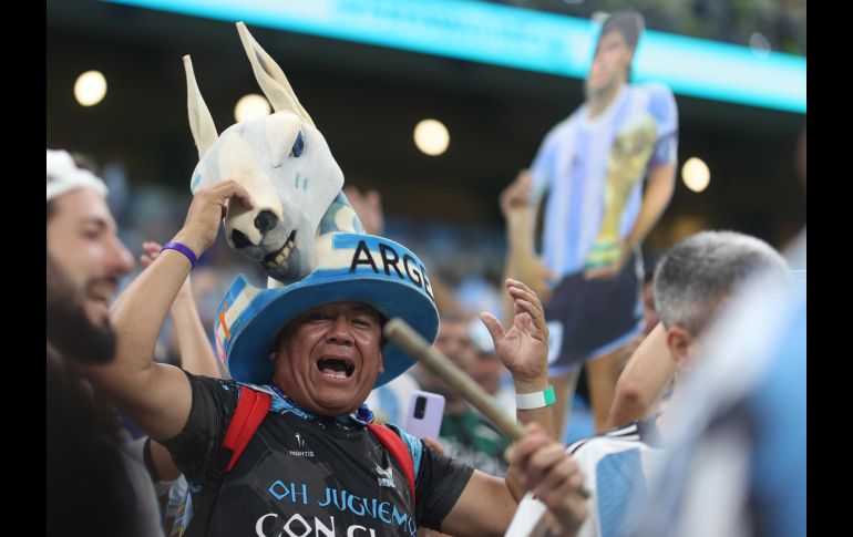 Aficionados de México y Argentina se dan cita en el estadio Lusail como parte del Grupo C de Qatar 2022. EFE / J. I. Roncoroni