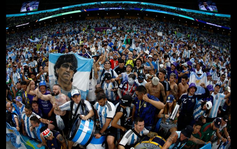 Aficionados de México y Argentina se dan cita en el estadio Lusail como parte del Grupo C de Qatar 2022. EFE / R. Jiménez