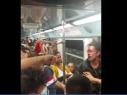 El hombre con la cara bañada en sangre jaló la palanca de auxilio para ser atendido por policías de la estación. ESPECIAL