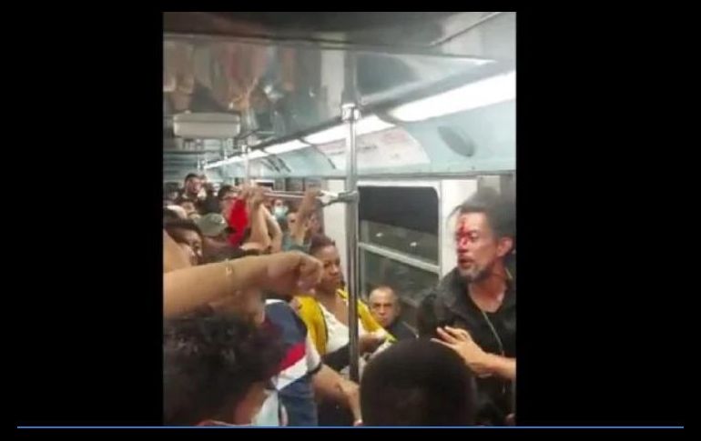 El hombre con la cara bañada en sangre jaló la palanca de auxilio para ser atendido por policías de la estación. ESPECIAL