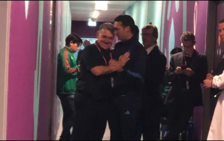 En la foto se puede apreciar como Gerardo Martino y Lionel Scaloni comparten risas, tras la victoria que le propinó la albiceleste 2-0 a la escuadra Tricolor. ESPECIAL/J. GALLARDO