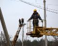 Trabajadores reparan las líneas de transmisión en Tatianovka, en la región de Donetsk. AFP/A. Stepanov