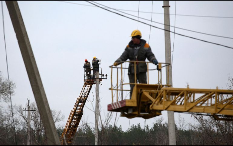 Trabajadores reparan las líneas de transmisión en Tatianovka, en la región de Donetsk. AFP/A. Stepanov
