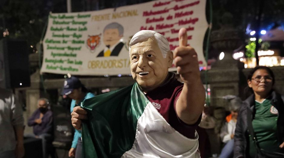 Simpatizantes del Presidente López Obrador comenzaron a congregarse en la columna de la Independencia desde la noche del sábado. SUN/F. Rojas