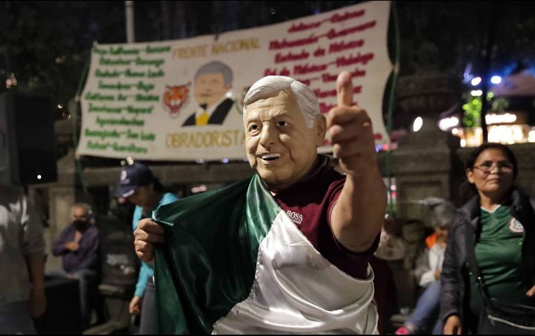 Simpatizantes del Presidente López Obrador comenzaron a congregarse en la columna de la Independencia desde la noche del sábado. SUN/F. Rojas
