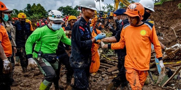 Aumentan a 321 los muertos tras terremoto en Indonesia