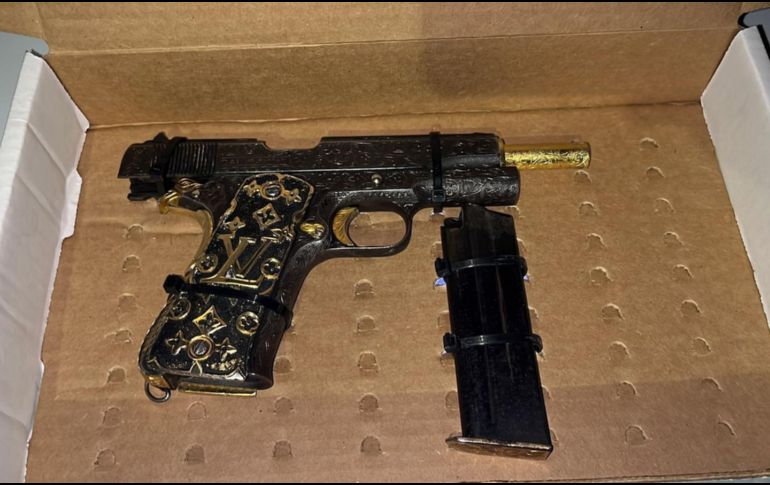 La pistola confiscada, con elementos de oro. ESPECIAL