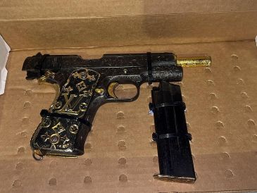 La pistola confiscada, con elementos de oro. ESPECIAL