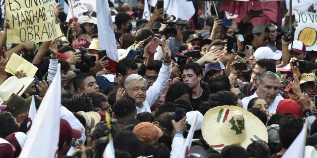 López Obrador encabeza marcha para celebrar cuatro años de gobierno