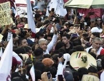 Alrededor del Ángel, el ambiente era tumultuoso pero festivo, con música de mariachi y con la palabra AMLO replicado en camisetas, gorros y carteles. AFP / C. Cruz