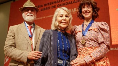 Silvia Lemus, la esposa de Carlos Fuertes, entregó la medalla en persona. EL INFORMADOR/C. Zepeda