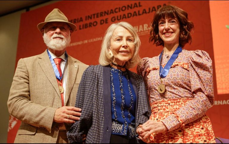 Silvia Lemus, la esposa de Carlos Fuertes, entregó la medalla en persona. EL INFORMADOR/C. Zepeda