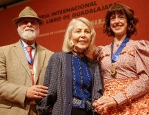 Silvia Lemus, la esposa de Carlos Fuertes, entregó la medalla en persona. EL INFORMADOR/C. Zepeda