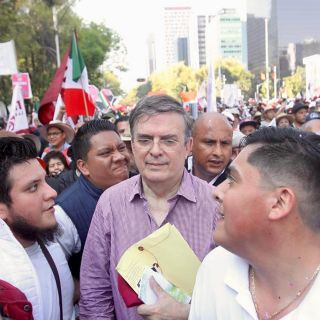 Agreden a Marcelo Ebrard durante marcha por los 4 años de López Obrador (VIDEO)