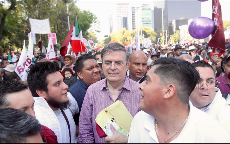 Debido a la gran cantidad de gente que estaba a su alrededor no se pudo apreciar quien fue la persona que lanzó el objeto para agredir a Ebrard. SUN / V. Rosas