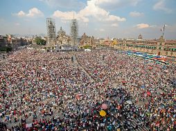 El Presidente López Obrador caminó durante casi seis horas entre miles de personas que lo acompañaron ayer para mostrarle su apoyo y escuchar su informe tras cuatro años de Gobierno. EFE