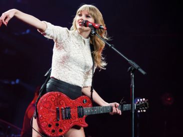 Un año después de su lanzamiento, la versión de 10 minutos de "All Too Well" simboliza el fuerte vínculo entre Taylor Swift y sus fans. AP/ Charles Sykes