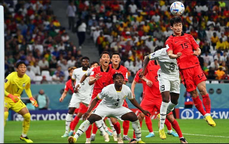 Los surcoreanos quedaron en el fondo de la llave con el punto que cosecharon tras el empate sin goles con Uruguay en la primera jornada del grupo. EFE / N. Thekkayil