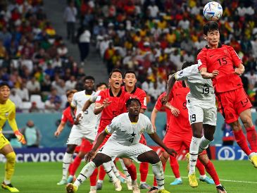 Los surcoreanos quedaron en el fondo de la llave con el punto que cosecharon tras el empate sin goles con Uruguay en la primera jornada del grupo. EFE / N. Thekkayil