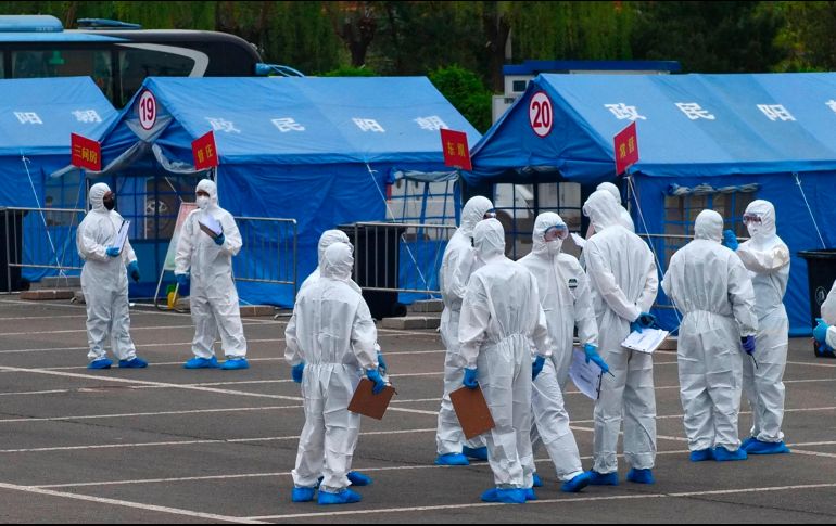 Las rígidas políticas sanitarias de Beijing han mantenido las cifras oficiales de muertes por el virus más bajas con respecto a otros países, pero a cambio los ciudadanos han afrontado el costo de largos períodos de confinamiento. AP/ ARCHIVO